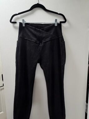 HALARA Black High-Waist Ponte Leggings with V-Crossover Waistband